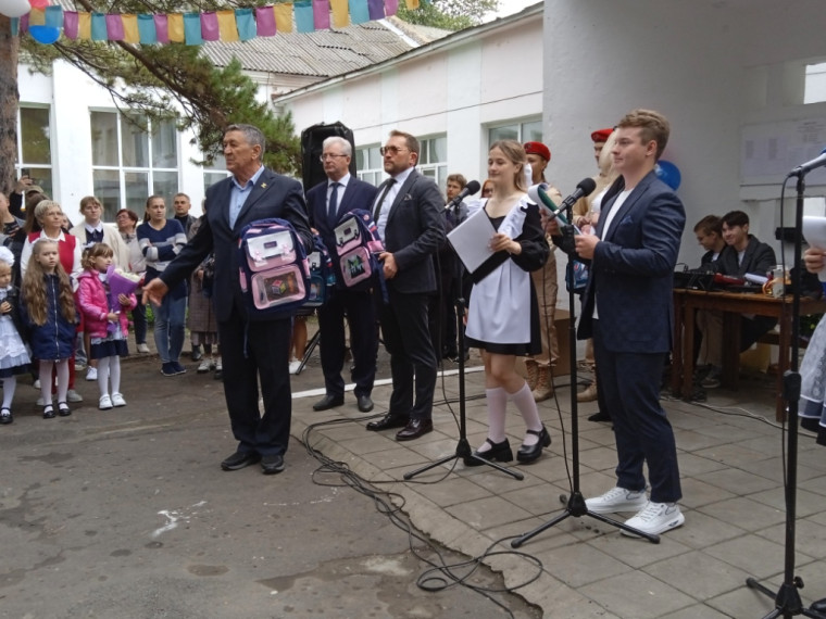Сегодня в МБОУ "Большереченская СОШ" прошли торжественные линейки, посвящённые началу нового учебного года..